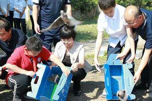 巴洛特利：我认为近年来最强前锋是本泽马 苏亚雷斯强于伊布